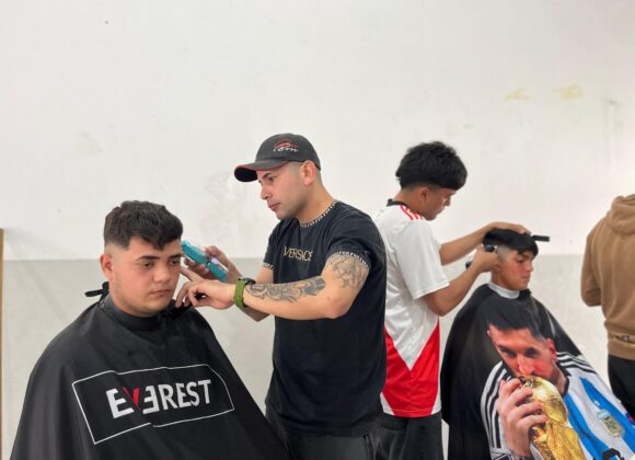 Peluqueros Solidarios dejaron su impronta profesional en el salón vecinal Villa Casey