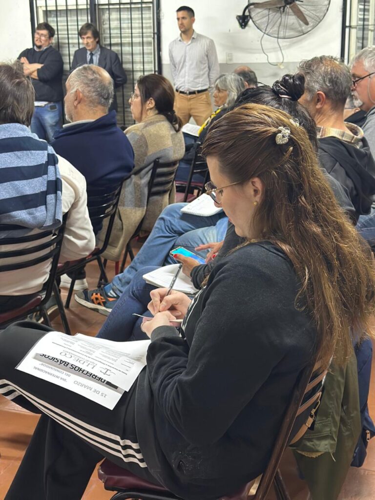 “Consumidores Informados, Consumidores Protegidos”: vecinos se capacitaron en Contrataciones y Cuidados en las Relaciones de Consumo