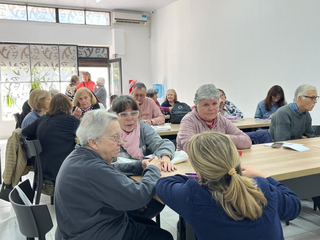 En el Sum «Héroes de Malvinas»: personas mayores ya se capacitan en Inglés Básico