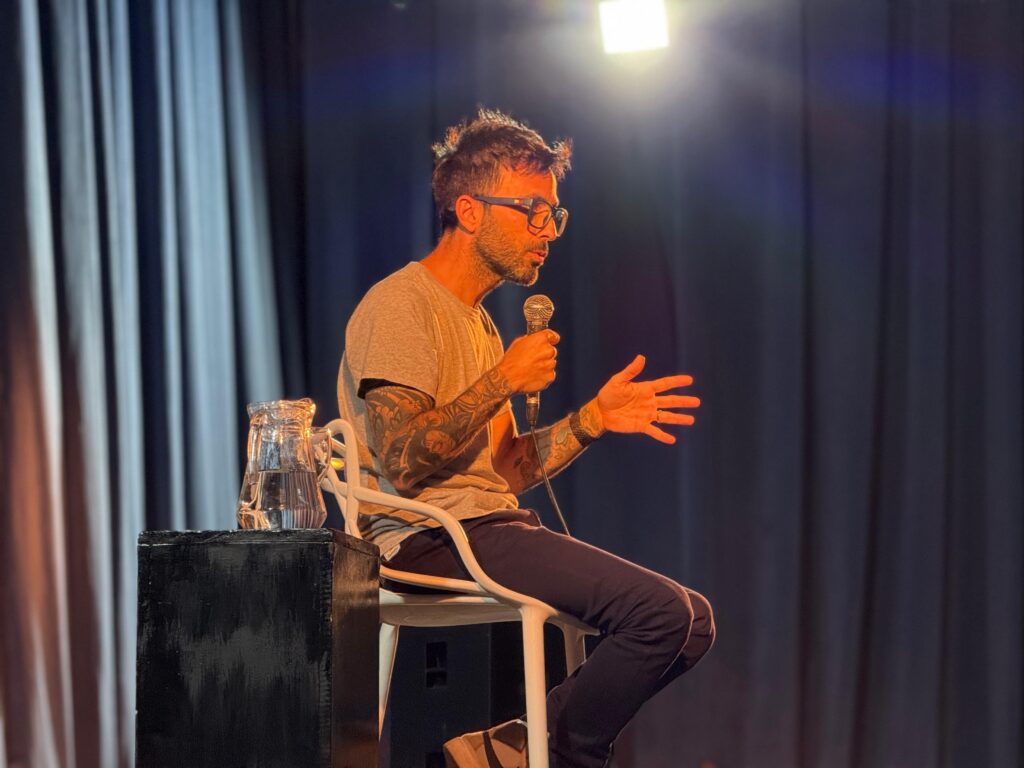 Lucas Raspall desarrolló en el Cultural su visión sobre uso responsable de celulares y salud mental en la adolescencia
