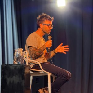 Lucas Raspall desarrolló en el Cultural su visión sobre uso responsable de celulares y salud mental en la adolescencia