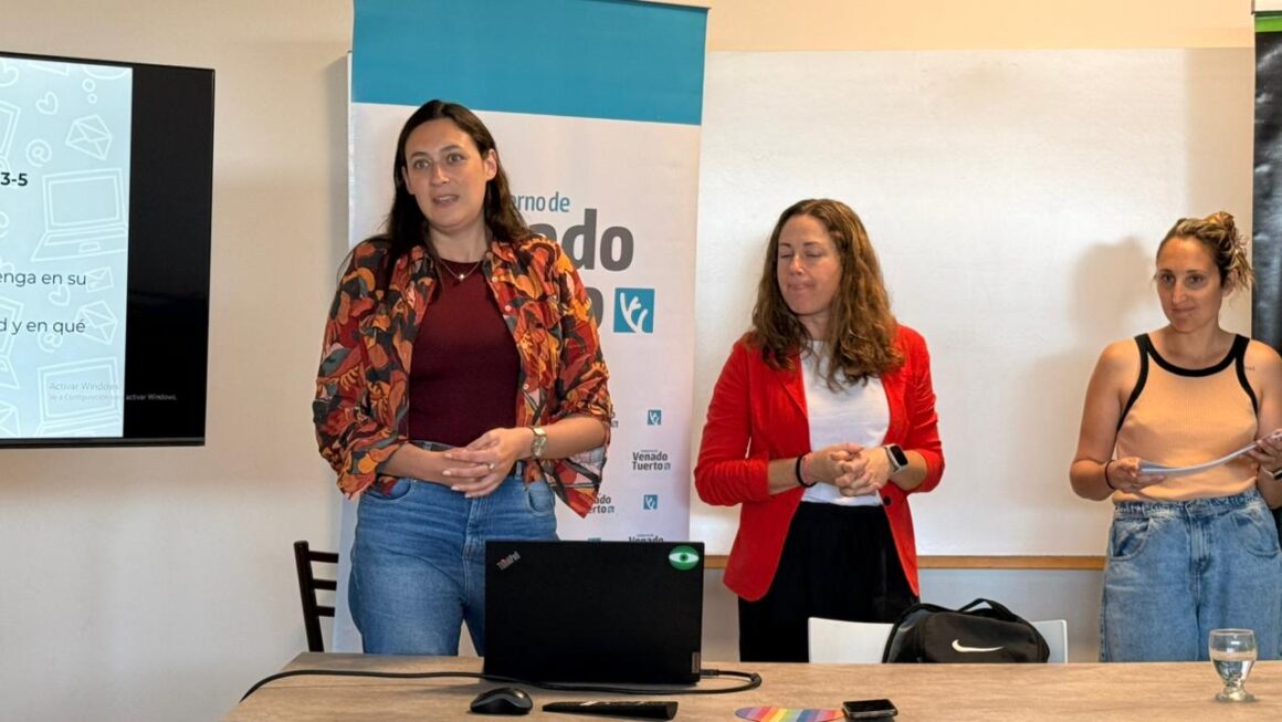 Entrega de certificados de la capacitación a emprendedores «Cómo Vender Más»