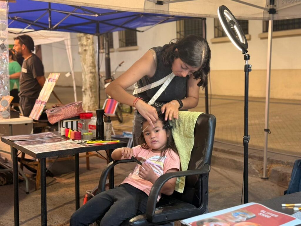 Especial Día de la Madre: alta concurrencia de público y buenas ventas en el Paseo calle Marconi