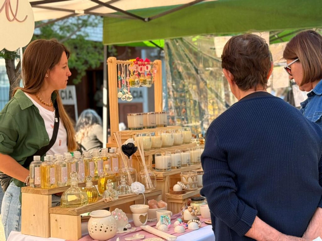 Participación activa de vecinos y emprendedores en el Especial Día de la Madre del “Paseo calle Brown”