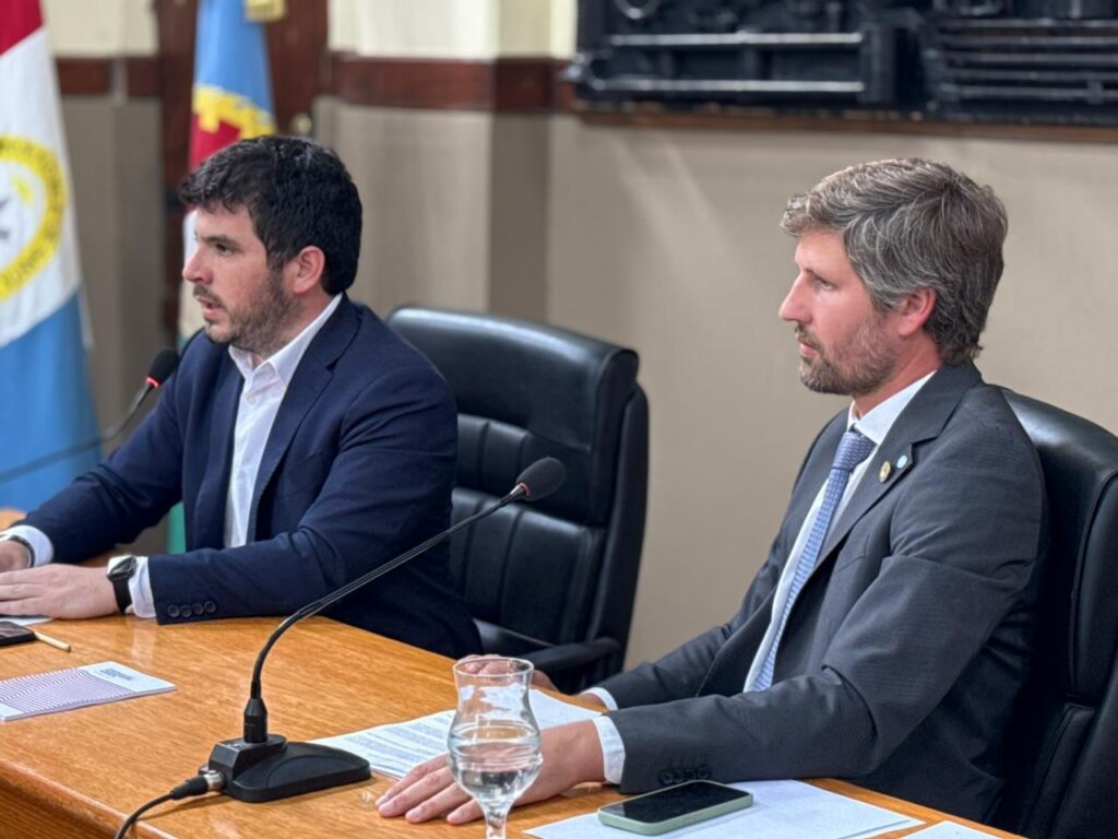 El Intendente, funcionarios del gabinete y concejales juraron la nueva Constitución Provincial