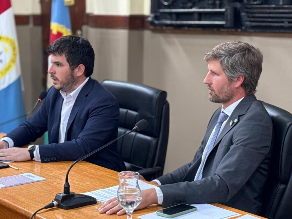 El Intendente, funcionarios del gabinete y concejales juraron la nueva Constitución Provincial