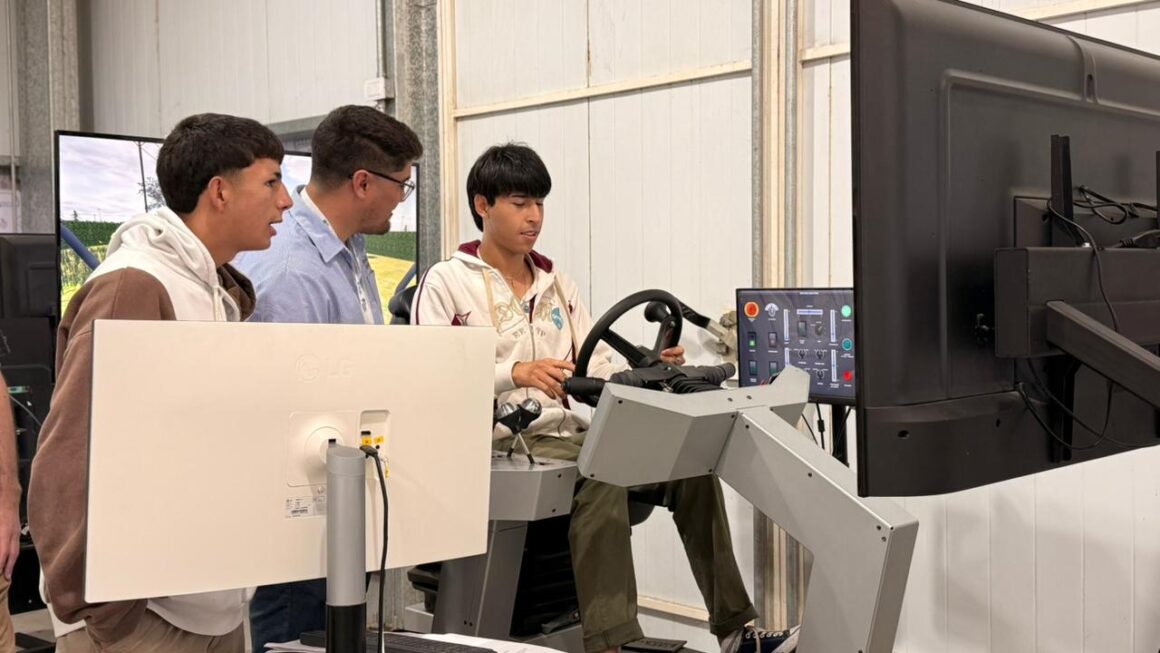 Alumnos de la Escuela 402 visitaron el Centro de Simuladores del Parque Industrial