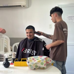 “Tijeras Solidarias”: Vecinos del barrio Ciudad Nueva accedieron a cortes de pelo gratuitos “Tijeras Solidarias”: Vecinos del barrio Ciudad Nueva accedieron a cortes de pelo gratuitos