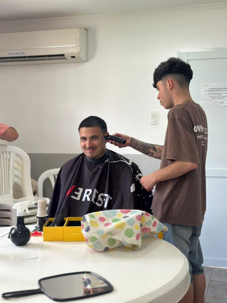 “Tijeras Solidarias”: Vecinos del barrio Ciudad Nueva accedieron a cortes de pelo gratuitos