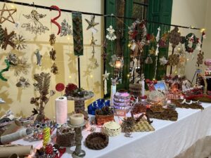 Los talleres municipales de Cestería y Corte y Confección cerraron el año con una muestra en la Casa Museo