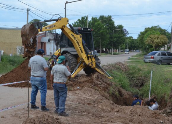 Colocación de tubería para la obra de desagüe en sector de calle Valdez