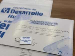 Comunicación con inclusión: entrega de certificados a cursantes del Taller de LSA