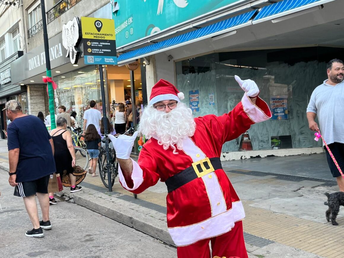 La comunidad venadense se sumó al espíritu festivo del Paseo Navideño calle Belgrano