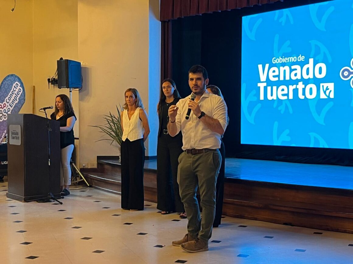 Inserción laboral: El intendente presidió la entrega de diplomas a 226 egresados de “Conecta Empleo 2025” Inserción laboral: El intendente presidió la entrega de diplomas a 226 egresados de “Conecta Empleo 2025”