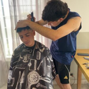 Vecinos del Rivadavia, en las manos profesionales de los “Peluqueros Solidarios”