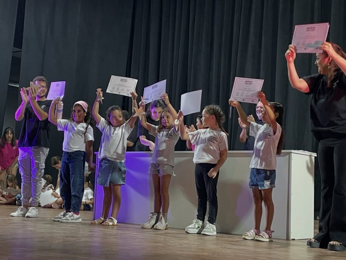 La Escuela Municipal de Teatro Musical cerró el año a sala llena y con entrega de diplomas y presentes