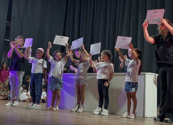 La Escuela Municipal de Teatro Musical cerró el año a sala llena y con entrega de diplomas y presentes