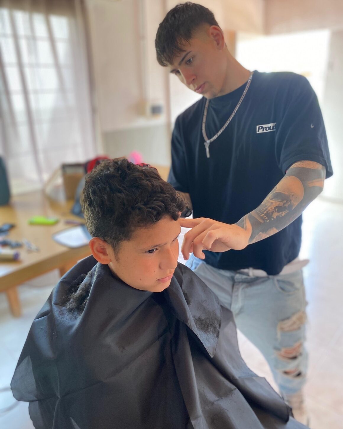 Corte de pelo gratuito: las tijeras solidarias despiden el 2025 en barrio Villa Casey Corte de pelo gratuito: las tijeras solidarias despiden el 2025 en barrio Villa Casey