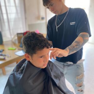 Corte de pelo gratuito: las tijeras solidarias despiden el 2025 en barrio Villa Casey