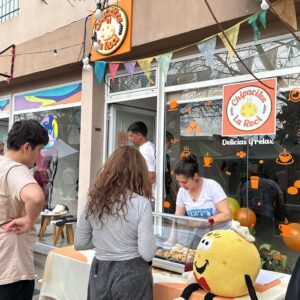 Edición Verano del Paseo calle Brown, con emprendedores, patio de comidas y espectáculos