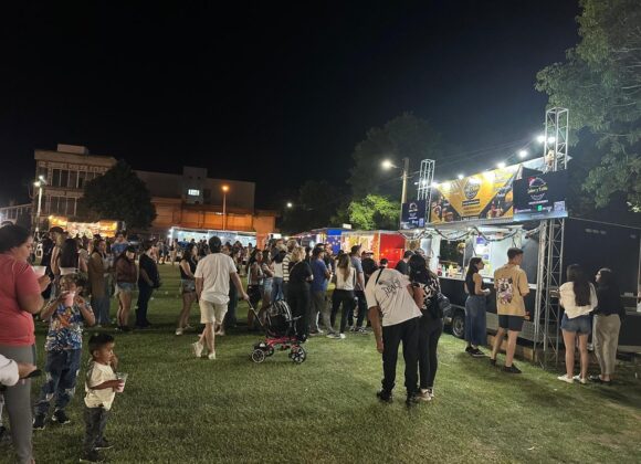 Encuentro de sabores y cultura: otra noche de food trucks y espectáculos en el Prado de María
