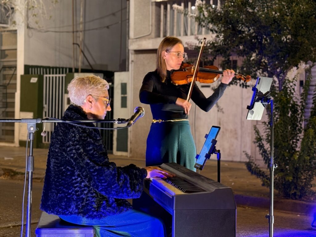 Jóvenes y familias disfrutaron de una nueva “Noche de Bares”, con 14 espacios gastronómicos y números artísticos