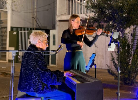 Jóvenes y familias disfrutaron de una nueva “Noche de Bares”, con 14 espacios gastronómicos y números artísticos