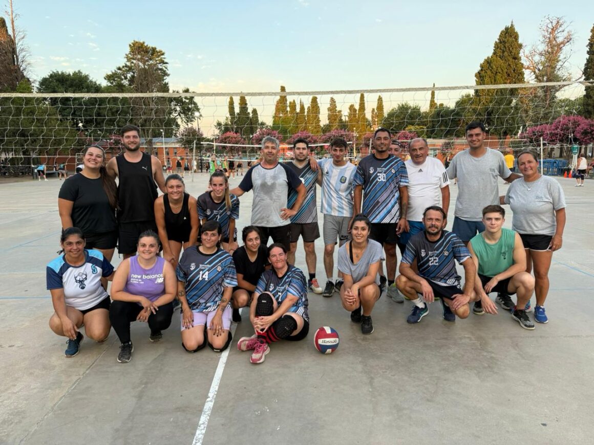 “Verano en Venado”: el Vóley Recreativo enciende las noches del Parque Municipal