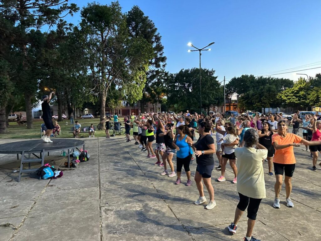 Verano en Venado: el profe Lucas Cerdá puso a bailar a los vecinos en plaza De la Democracia