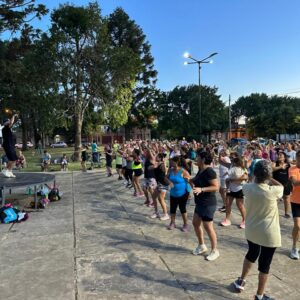 Verano en Venado: el profe Lucas Cerdá puso a bailar a los vecinos en plaza De la Democracia Verano en Venado: el profe Lucas Cerdá puso a bailar a los vecinos en plaza De la Democracia
