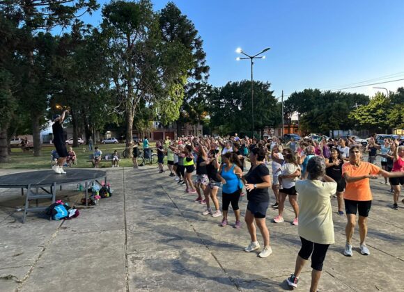 Verano en Venado: el profe Lucas Cerdá puso a bailar a los vecinos en plaza De la Democracia