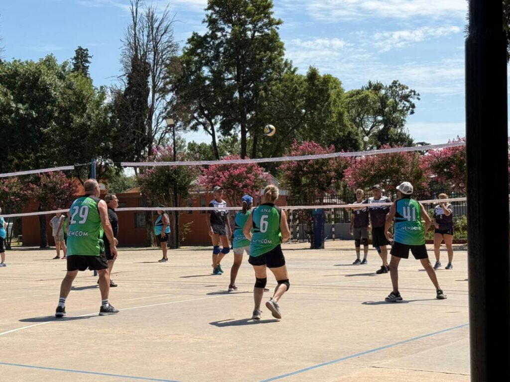 Mañana familiar y de compañerismo en el “Venite al Parque” con clase abierta de Voley Adaptado