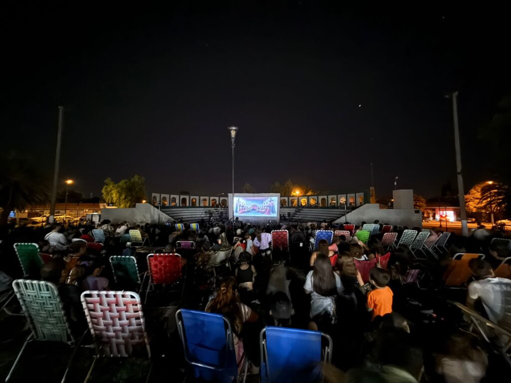 Verano en Venado: Las Guerreras del k-pop coparon la noche de “Cine Bajo las Estrellas” en plaza Italia