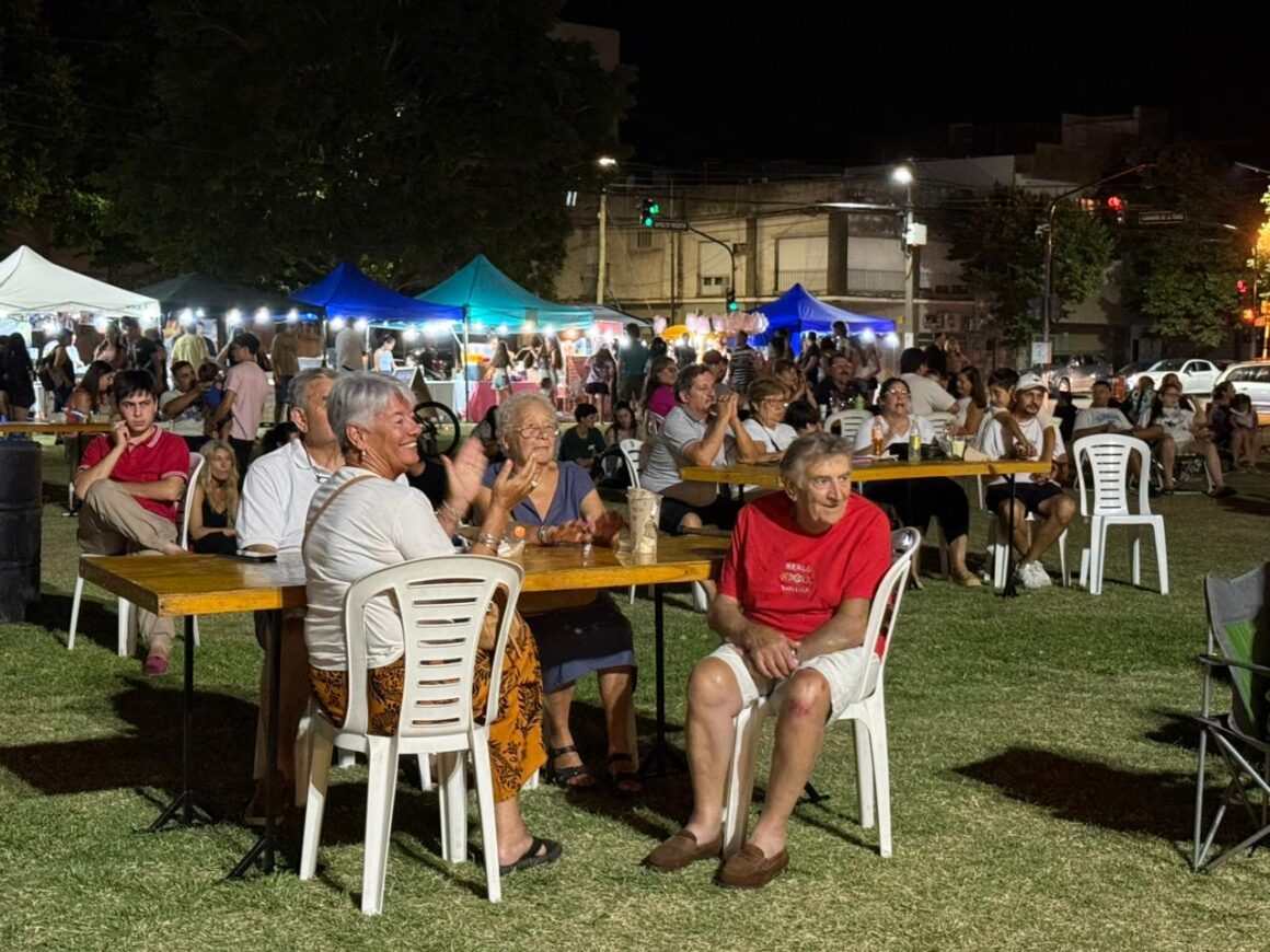 Sabor, música y alegría: una multitud se sumó en la noche de Food Trucks
