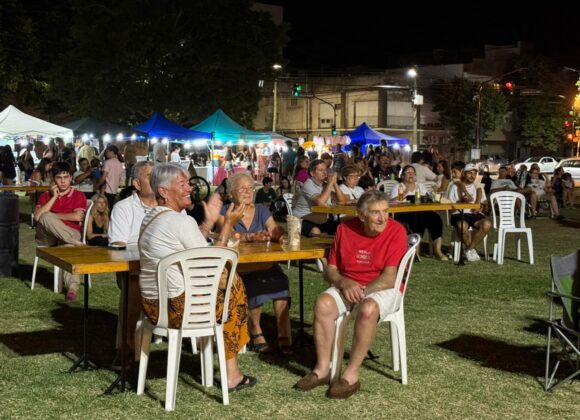 Sabor, música y alegría: una multitud se sumó en la noche de Food Trucks