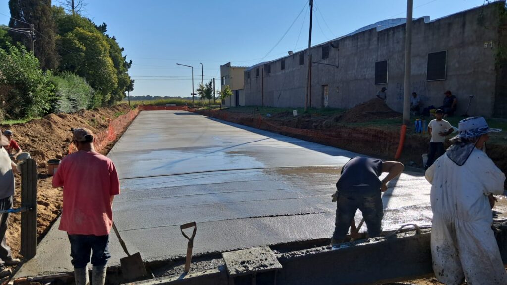 Obras que no se detienen: el Gobierno Municipal sumó una nueva cuadra de pavimento en barrio Malvinas Argentinas