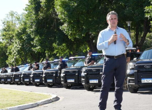 Entrega de camionetas para patrullaje destinadas a la Regional VIII de Policía de Santa Fe