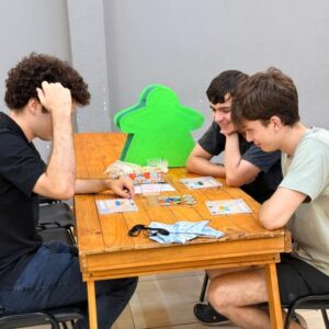 Estrategias y conexión: una noche de juegos de mesa con “Primer Turno” Estrategias y conexión: una noche de juegos de mesa con “Primer Turno”