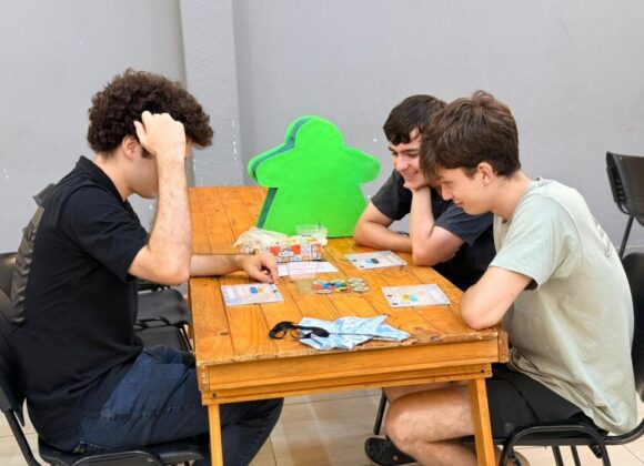Estrategias y conexión: una noche de juegos de mesa con “Primer Turno”