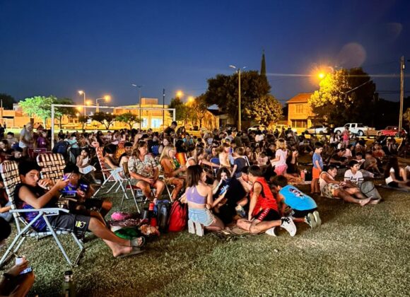 ¡Cine, mates y dragones! una noche bajo las estrellas en el barrio San Cayetano