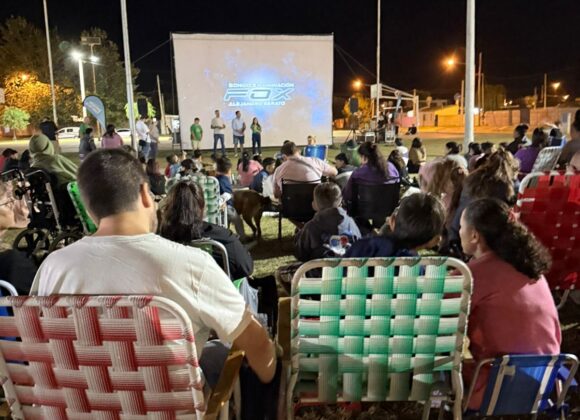 Las familias venadenses disfrutaron de «Jurassic World Renace» en una noche de cine al aire libre