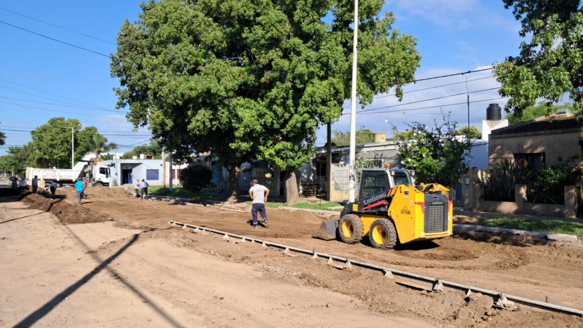 Obras para la ciudad. Cuadrillas municipales realizan movimiento de suelo para futura pavimentación