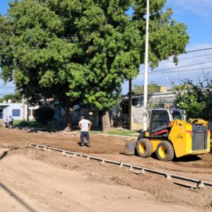 Obras para la ciudad. Cuadrillas municipales realizan movimiento de suelo para futura pavimentación