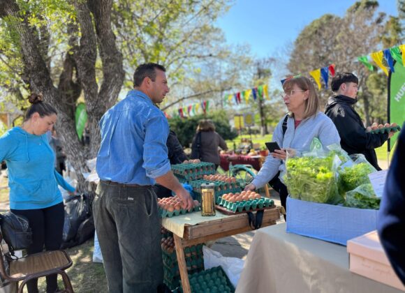 Comienza Abril y “Huerteros en tu Barrio” vuelve a la plaza Vera Peñaloza