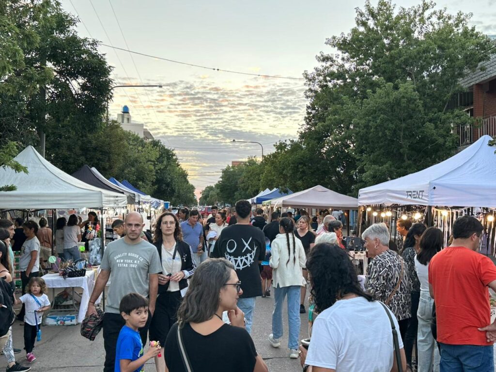 Con espectáculos, emprendedores, comercios y food trucks se viene el 6º Paseo Calle Brown
