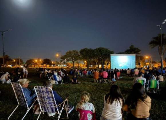 “Cine bajo las estrellas” dio su última función 2026 en la plaza del Inmigrante
