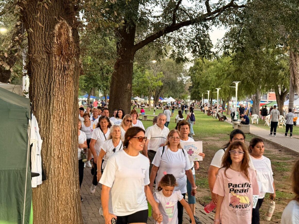 Caminata en el “Paseo de la Ciudad” para concientizar sobre la obesidad y el sobrepeso Caminata en el “Paseo de la Ciudad” para concientizar sobre la obesidad y el sobrepeso