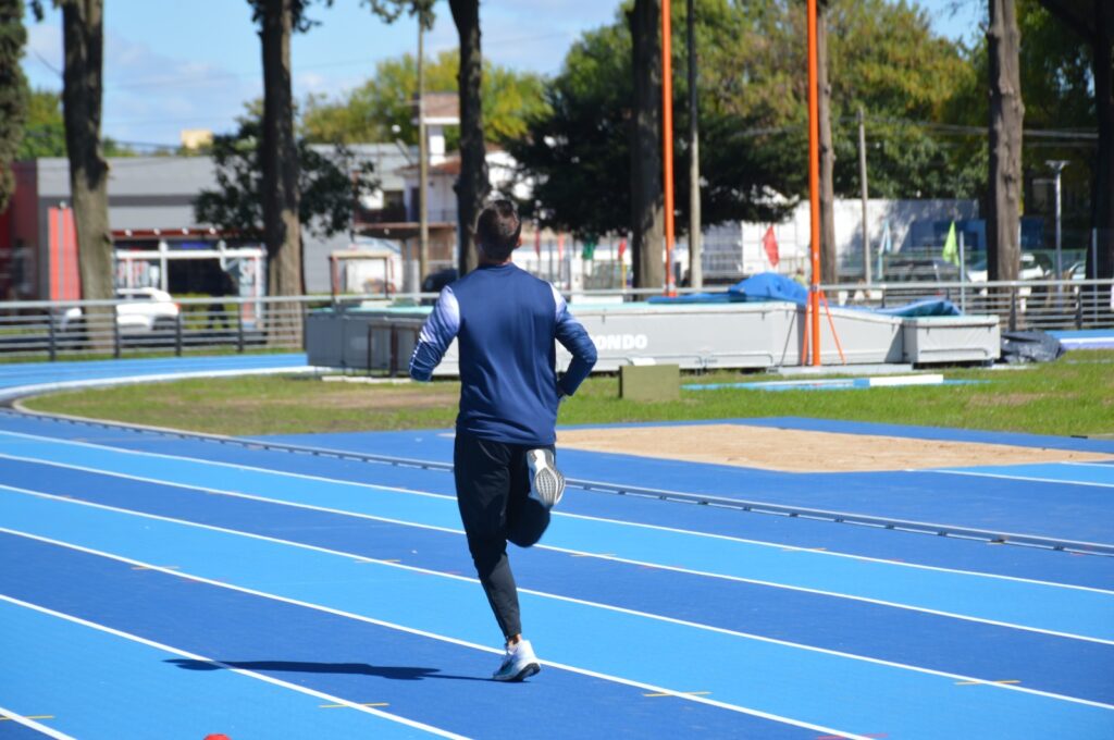 Tareas de mantenimiento en las luminarias de la Pista de Atletismo