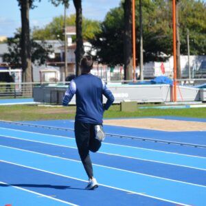 Tareas de mantenimiento en las luminarias de la Pista de Atletismo