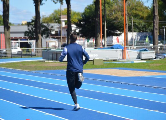 Tareas de mantenimiento en las luminarias de la Pista de Atletismo